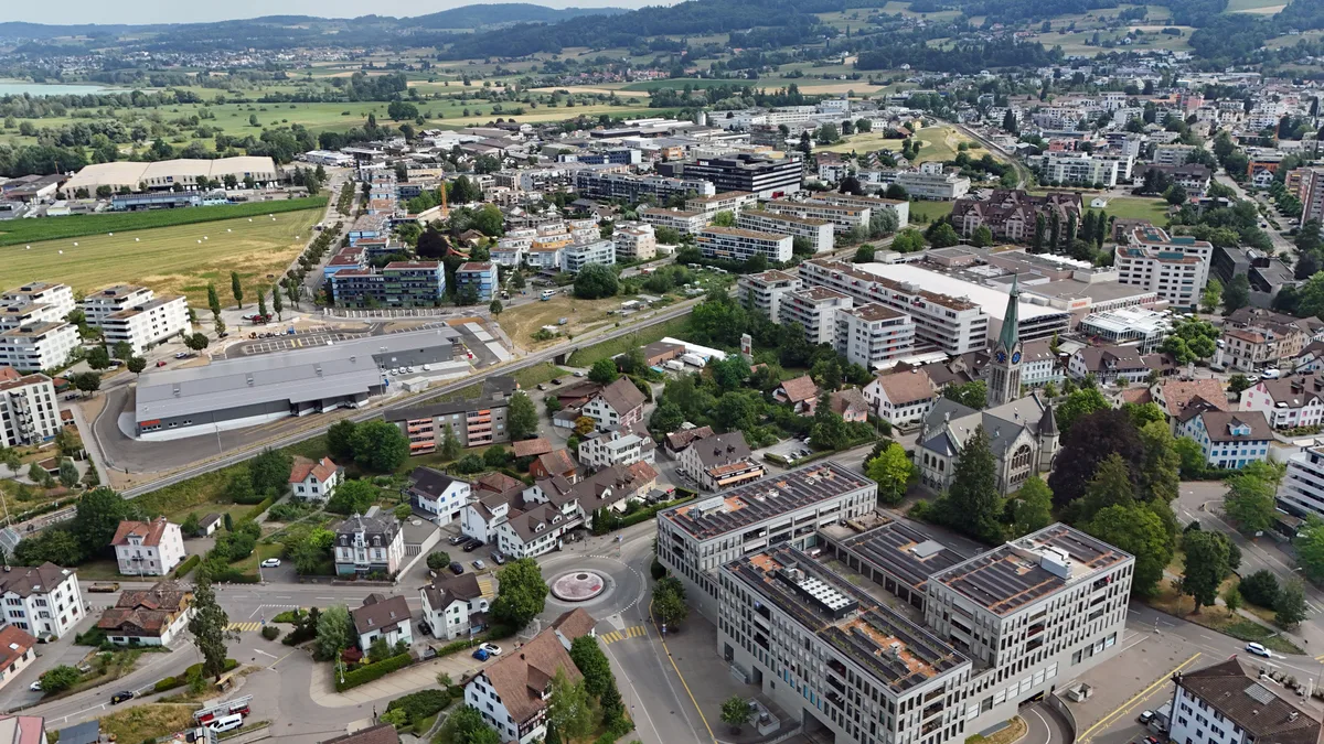 Und das ganze von der anderen Seite: Provisorium links, Oberland Märt rechts. Oberland Märt und der neue Standort